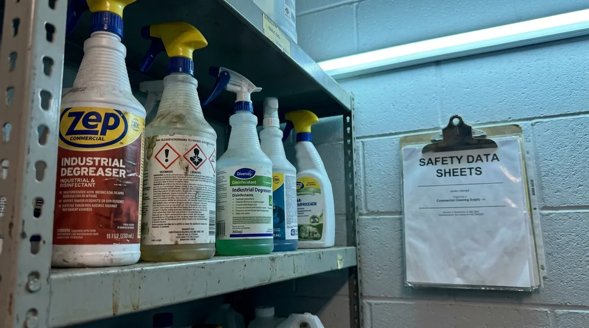 Produits chimiques commerciaux avec étiquettes SGH et fiche de données de sécurité dans un local de PME au Québec
